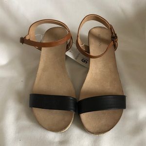 Merona ladies tan and black sandals Size 9.5. Adjustable strap closure.